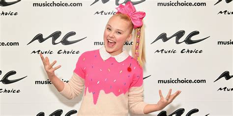 Jojo Siwa Criticized for Appearing to Joke About Fake Pregnancy。